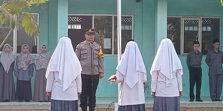 Kapolsek Lembursitu Giat Police Goes To School Jadi Pembina Upacara di Sekolah Mts Amal Islami Kel Sindangsari