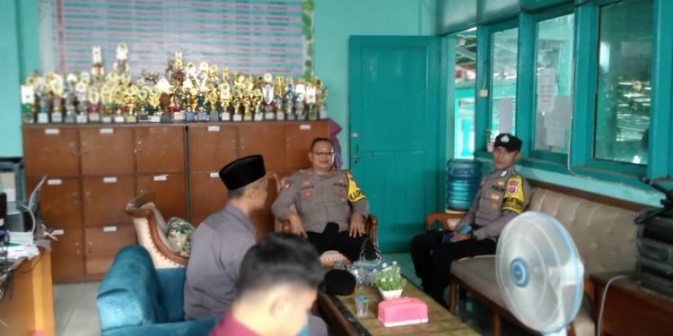 Kapolsek Lembursitu Sambang Kepala Sekolah Mts Amal Islami