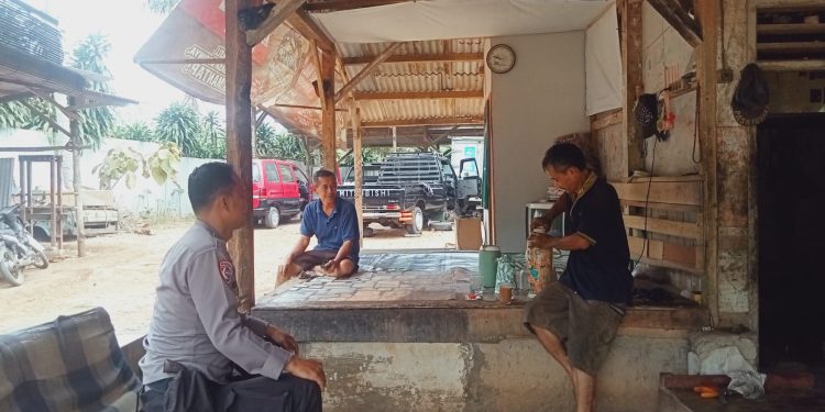 Jaga Kamtibmas, Bhabinkamtibmas Polsek Lembursitu Laksanakan Sambang Di Wilayahnya