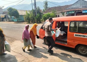 Bhabinkamtibmas Polsek Lembursitu Bantu Warga Jompo Penerima Beras Bantuan Pemerintah