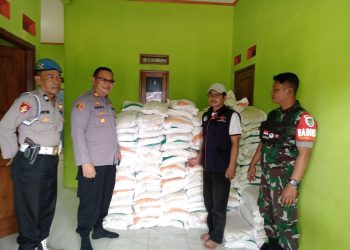 Kapolsek Lembursitu Monitoring Pembagian Penyaluran Program Cadangan Pangan Pemerintah (CPP) Bulog Berupa Beras Sebanyak 10 Kg/ KPM (Keluarga Penerima Manfaat)