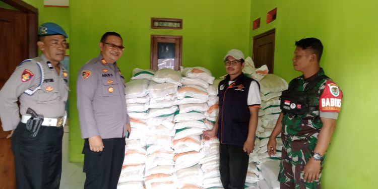 Kapolsek Lembursitu Monitoring Pembagian Penyaluran Program Cadangan Pangan Pemerintah (CPP) Bulog Berupa Beras Sebanyak 10 Kg/ KPM (Keluarga Penerima Manfaat)