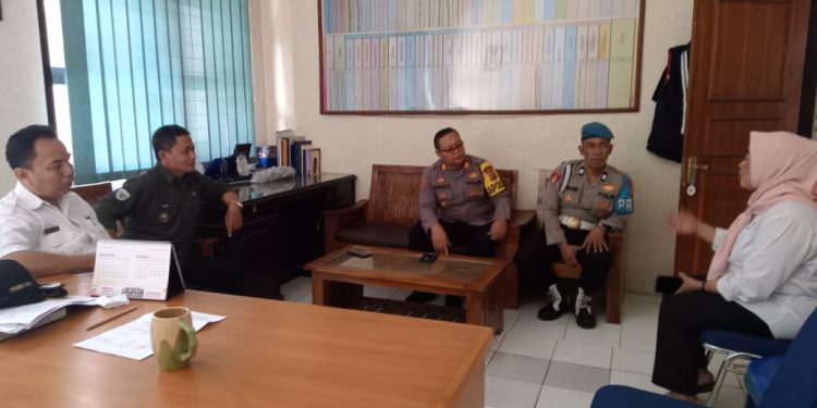 Kapolsek Lembursitu Jalin Silaturahmi dengan Lurah