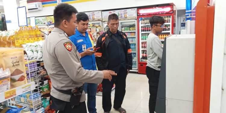 Pantau Dan Cek Mesin ATM oleh Anggota Polsek Lembursitu Polres Sukabumi Kota
