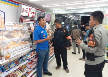 Pastikan Pertokoan Aman, Anggota Samapta Polsek Lembursitu Sambangi Indomaret/Alfamart
