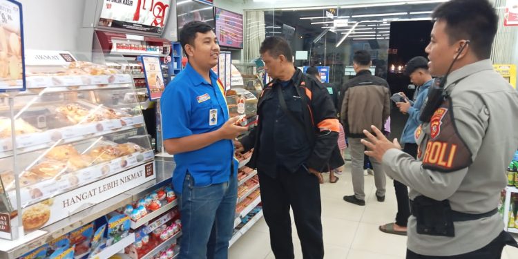 Pastikan Pertokoan Aman, Anggota Samapta Polsek Lembursitu Sambangi Indomaret/Alfamart