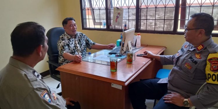 Kapolsek Lembursitu dan Bhabinkamtibmas Sambangi Kantor Lurah