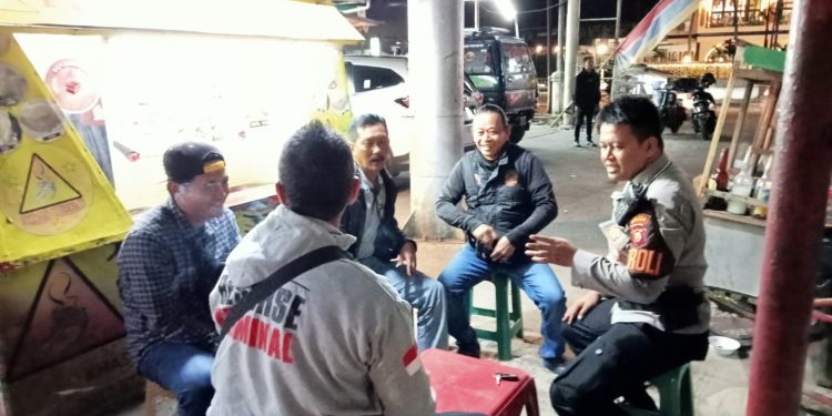 Polsek Lembursitu Laksanakan Patroli Pada Malam Hari Antisipasi Tindak Kejahatan