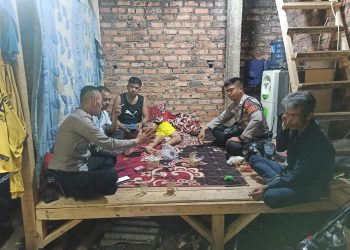 Anggota Unit Samapta dan Bhabinkamtibmas Patroli Dialogis, Sampaikan Pesan Kamtibmas ke Warga