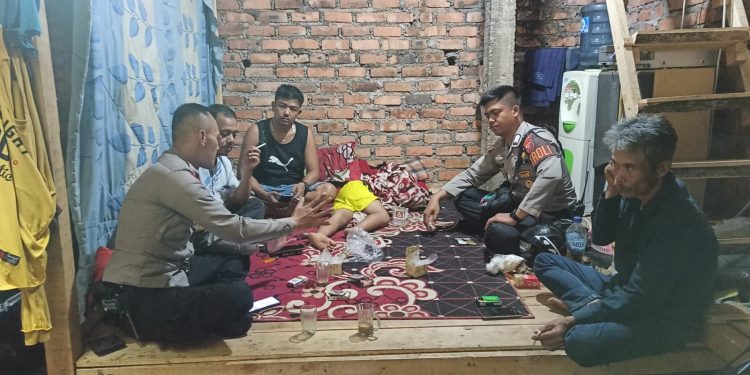 Anggota Unit Samapta dan Bhabinkamtibmas Patroli Dialogis, Sampaikan Pesan Kamtibmas ke Warga