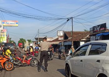 Wujud Pelayanan Guna Kelancaran Lalu Lintas Anggota Polsek Lembursitu Laksanakan Pengaturan Lalu Lintas di Pagi Hari