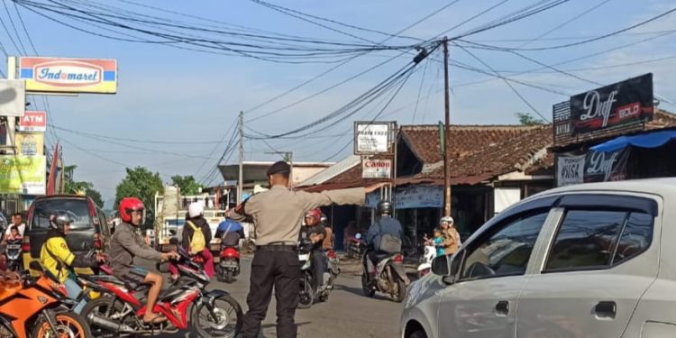 Wujud Pelayanan Guna Kelancaran Lalu Lintas Anggota Polsek Lembursitu Laksanakan Pengaturan Lalu Lintas di Pagi Hari