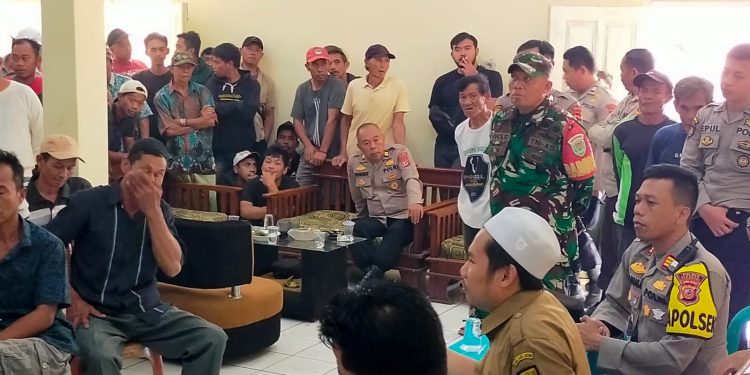 Cium Adanya Keganjilan Dalam Anggaran Pembangunan Jalan Cihonje, Massa Datangi Desa Sukamaju