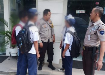 Antisipasi Bubaran Anak Sekolah, Bhabinkamtibmas Polsek Lembursitu Lakukan Sambang dan Patroli