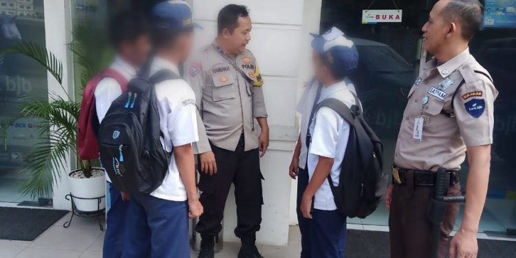 Antisipasi Bubaran Anak Sekolah, Bhabinkamtibmas Polsek Lembursitu Lakukan Sambang dan Patroli