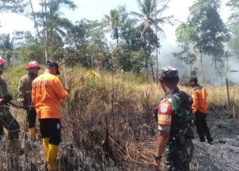 Gerak Cepat Babinsa Cikundul Bersama Bhabinkamtibmas Polsek Lembursitu Bantu Padamkan Kebakaran Lahan Kosong