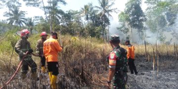 Gerak Cepat Babinsa Cikundul Bersama Bhabinkamtibmas Polsek Lembursitu Bantu Padamkan Kebakaran Lahan Kosong