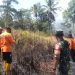 Gerak Cepat Babinsa Cikundul Bersama Bhabinkamtibmas Polsek Lembursitu Bantu Padamkan Kebakaran Lahan Kosong