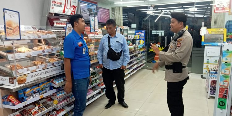 Patroli Sambang Karyawan Alfamart dan Indomaret Beri Himbauan Kamtibmas