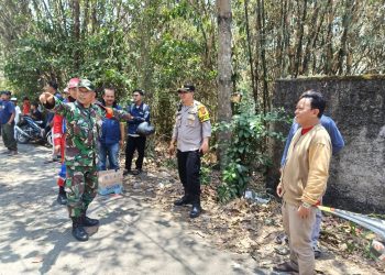 Kapolsek Lembursitu dan Anggota Polsek Lembursitu, Babinsa Membantu Memadamkan Api