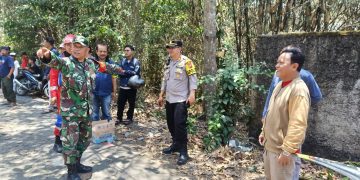 Kapolsek Lembursitu dan Anggota Polsek Lembursitu, Babinsa Membantu Memadamkan Api