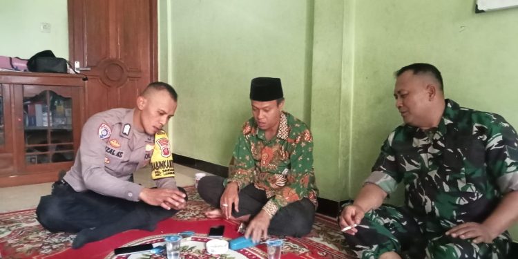 Bentuk Sinergitas TNI – Polri, Bhabinkamtibmas Bersama Babinsa Melaksanakan Sambang Warga Binaan