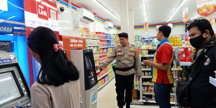 Polisi Patroli Cek Mesin ATM, Cegah Gangguan Kamtibmas