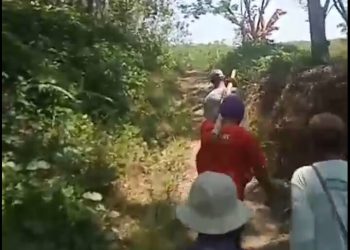 Kondisi Jalan Penghubung Rusak Abadi, Warga Bejibaku Selamatkan Pak RT Sakit Dengan Ditandu