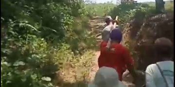 Kondisi Jalan Penghubung Rusak Abadi, Warga Bejibaku Selamatkan Pak RT Sakit Dengan Ditandu