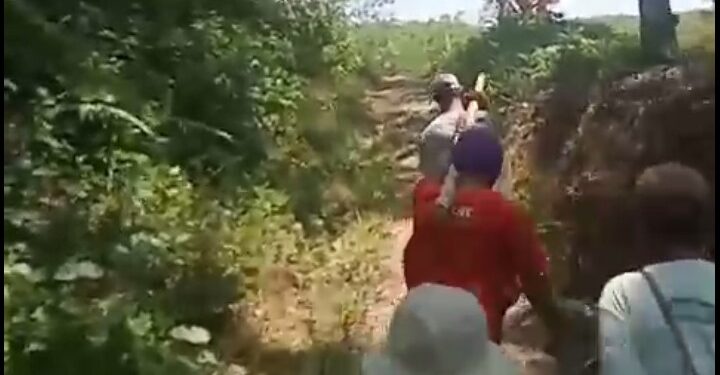 Kondisi Jalan Penghubung Rusak Abadi, Warga Bejibaku Selamatkan Pak RT Sakit Dengan Ditandu