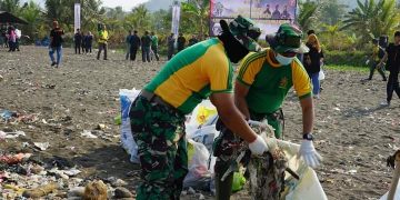 Memperingati Hut Ke 78 TNI, Kodim 0622 Kerahkan 1300 Personel Gabungan Bersih Bersih Pantai Cibutun