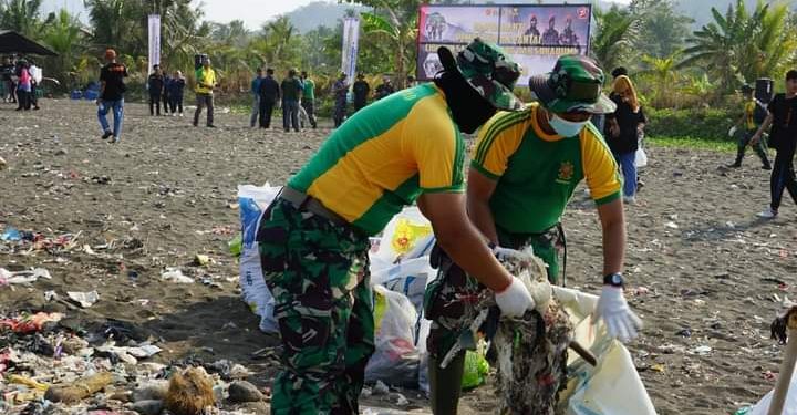 Memperingati Hut Ke 78 TNI, Kodim 0622 Kerahkan 1300 Personel Gabungan Bersih Bersih Pantai Cibutun