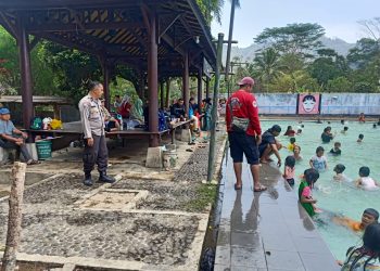 Anggota Polsek Lembursitu, Giat Patroli Ke Tempat Wisata Kolam Renang
