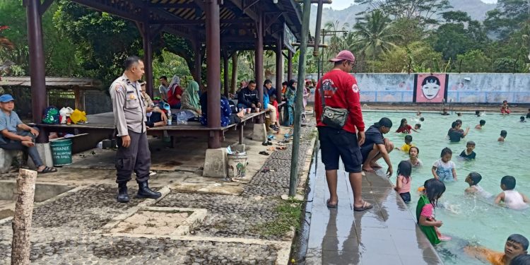 Anggota Polsek Lembursitu, Giat Patroli Ke Tempat Wisata Kolam Renang