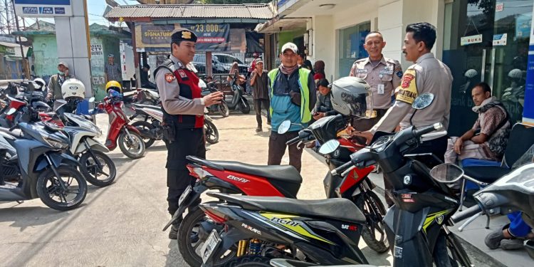 Sambang Ke Obyek Vital, Unit Samapta Polsek Lembursitu Patroli Dialogis dengan Satpam Bank