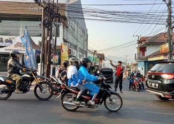 Pengaturan Lalu Lintas Pagi Anggota Samapta Polsek Lembursitu Bentuk Pelayanan Kepolisian Terhadap Masyarakat