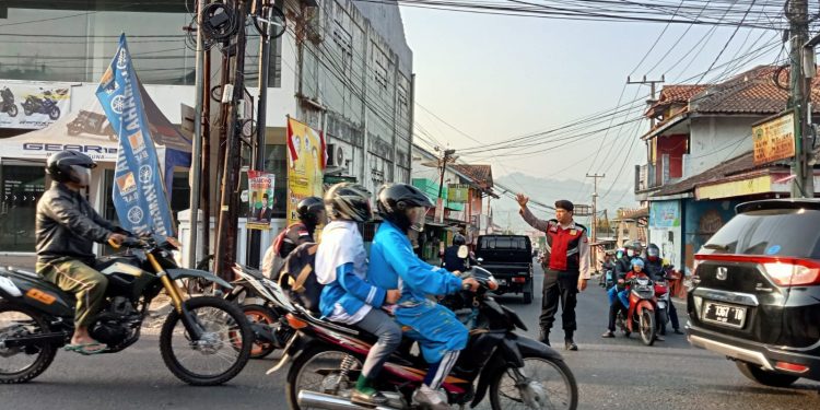 Pengaturan Lalu Lintas Pagi Anggota Samapta Polsek Lembursitu Bentuk Pelayanan Kepolisian Terhadap Masyarakat