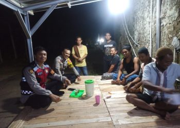 Patroli Malam Hari, Polisi Berikan Himbauan Kepada Pemuda dan Warga Masyarakat