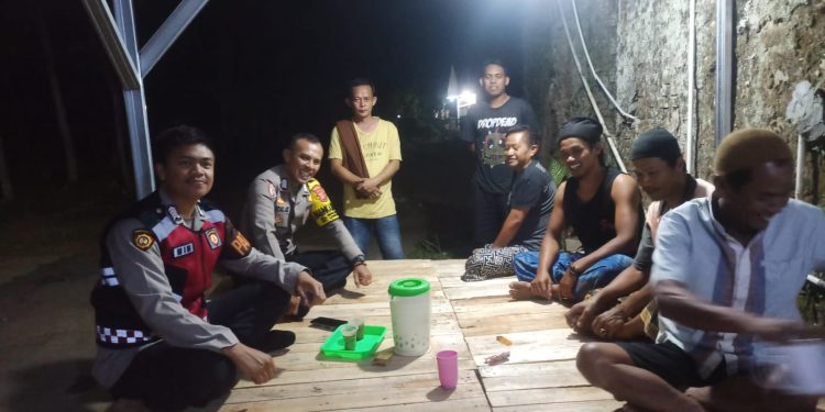 Patroli Malam Hari, Polisi Berikan Himbauan Kepada Pemuda dan Warga Masyarakat