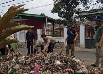 Bhabinkamtibmas Polsek Lembursitu Kerja Bakti Gotong Royong Bersama Warga Membersihkan Sampah Jalur Irigasi