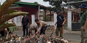 Bhabinkamtibmas Polsek Lembursitu Kerja Bakti Gotong Royong Bersama Warga Membersihkan Sampah Jalur Irigasi