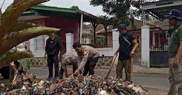 Bhabinkamtibmas Polsek Lembursitu Kerja Bakti Gotong Royong Bersama Warga Membersihkan Sampah Jalur Irigasi