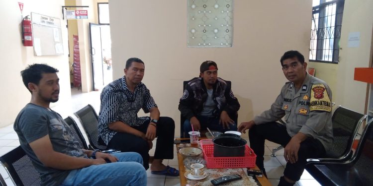 Laksanakan Sambang di Kantor Kelurahan Bhabinkamtibmas Kelurahan Cipanengah Jalin Silaturahmi dengan Staf Kelurahan Cipanengah