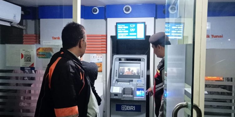 Pelihara Kamtibmas Anggota Polsek Lembursitu Sambangi Mesin ATM BRI