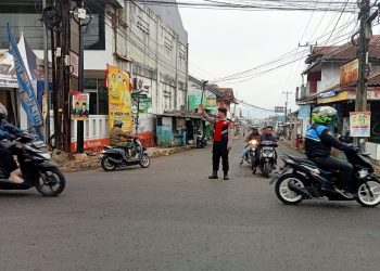 Cegah Hambatan Lalu Lintas Anggota Samapta Polsek Lembursitu Laksanakan Pengaturan Lalu lintas