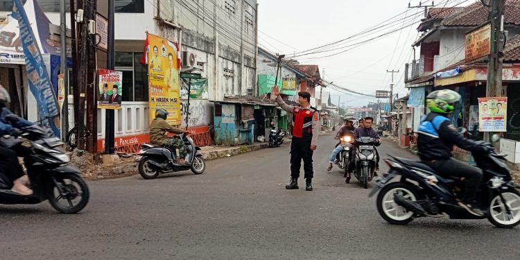 Cegah Hambatan Lalu Lintas Anggota Samapta Polsek Lembursitu Laksanakan Pengaturan Lalu lintas