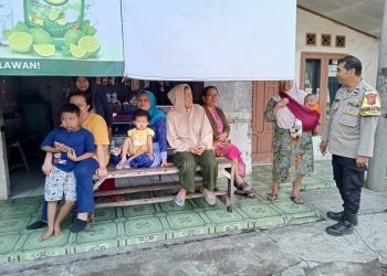 Sambangi Ibu-Ibu Di Wilayah Binaan, Bhabinkamtibmas Sampaikan Pesan Kamtibmas
