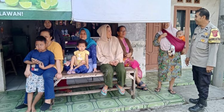 Sambangi Ibu-Ibu Di Wilayah Binaan, Bhabinkamtibmas Sampaikan Pesan Kamtibmas