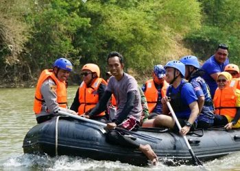 Bupati Bersama Forkopimda Susuri Sungai Pastikan Penyebab Timbunan Sampah di Pantai Cibutun