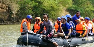 Bupati Bersama Forkopimda Susuri Sungai Pastikan Penyebab Timbunan Sampah di Pantai Cibutun